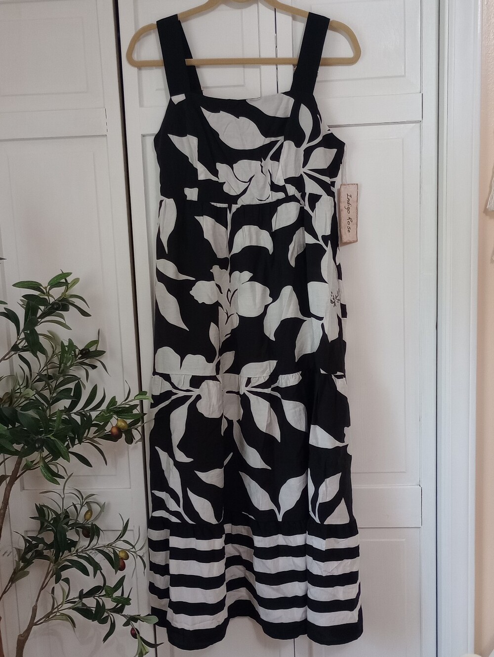 🌿🍒 NWT Indigo Rose Black & White Floral  dress Size M 🍒🌿